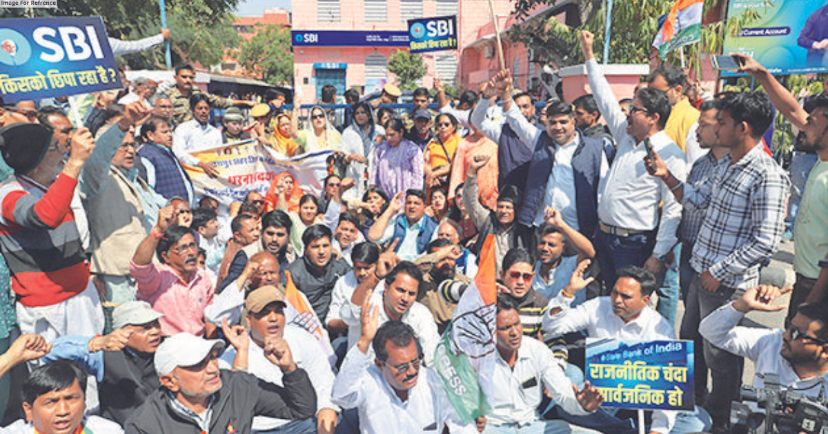 Congress holds protest outside SBI branches